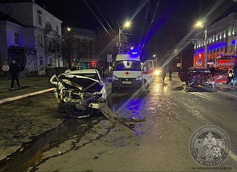 Шесть человек пострадали в жестком лобовом ДТП с такси в Кузбассе